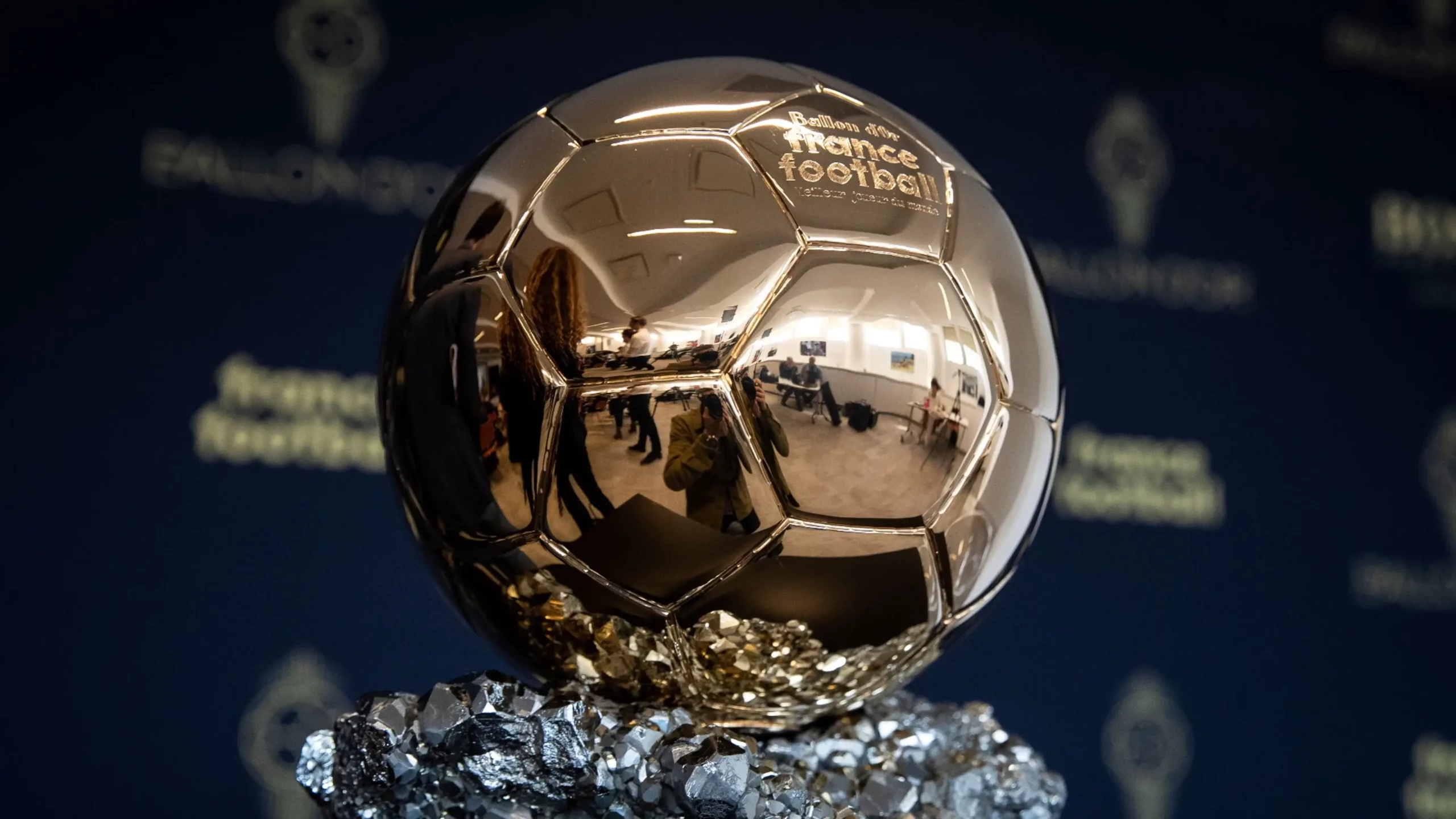 Bola de Ouro 2022: Aitana Bonmatí e Leo Messi levam para casa os troféus de melhor jogador em Paris